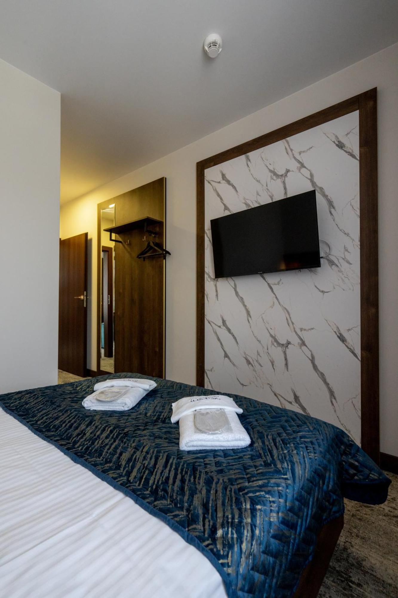 Sleep&Fly Okecie Warsaw Airport Bed and Breakfast Buitenkant foto