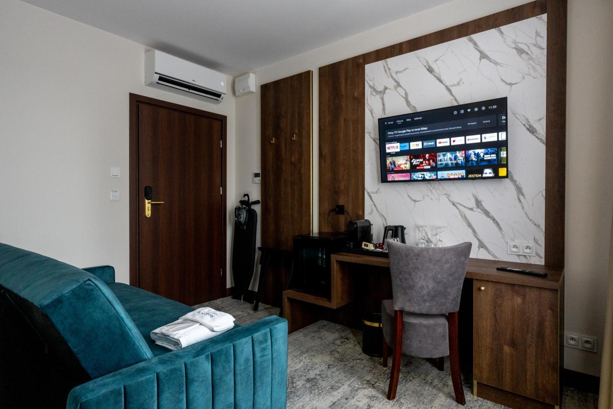 Sleep&Fly Okecie Warsaw Airport Bed and Breakfast Buitenkant foto