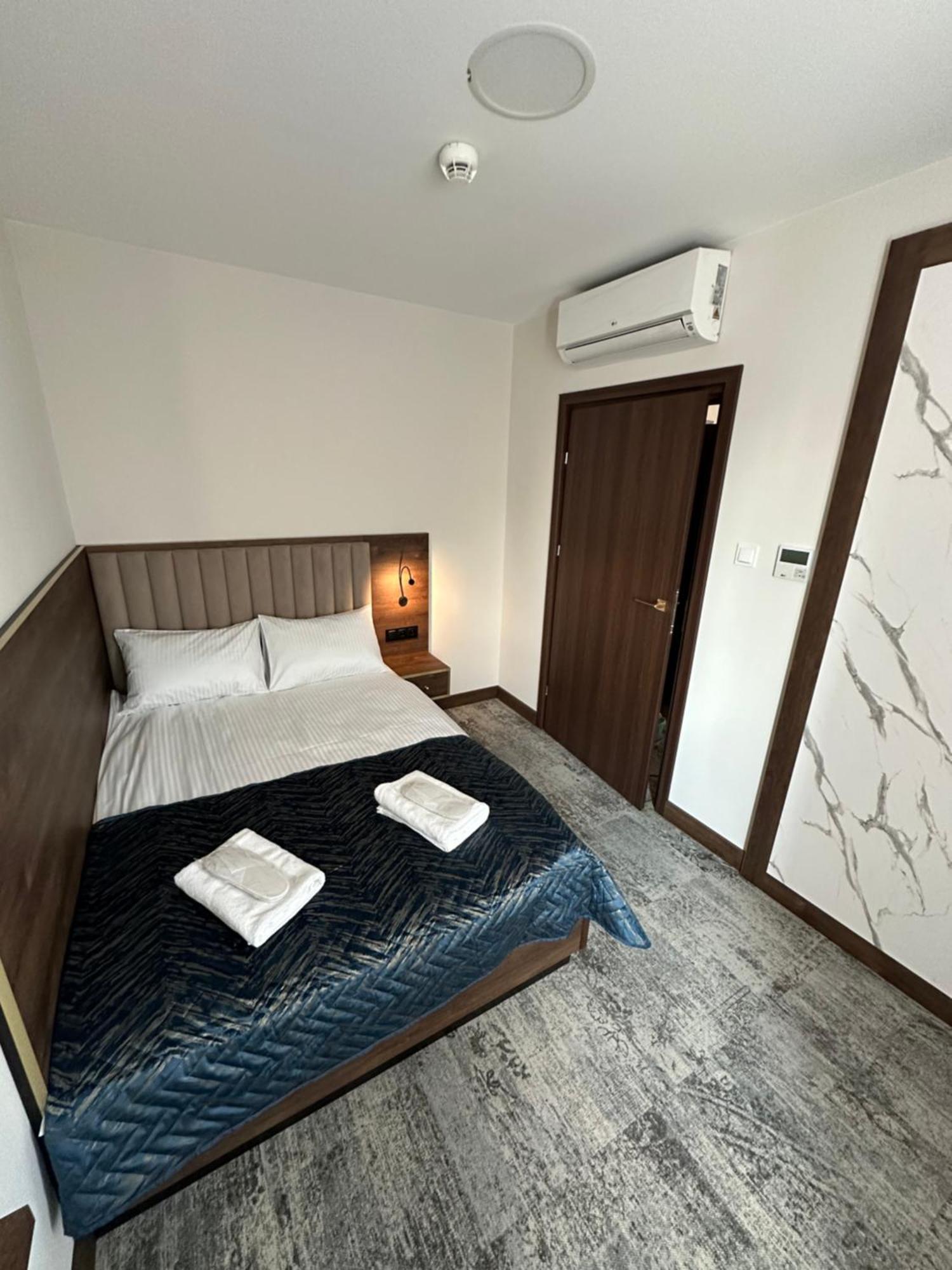 Sleep&Fly Okecie Warsaw Airport Bed and Breakfast Buitenkant foto