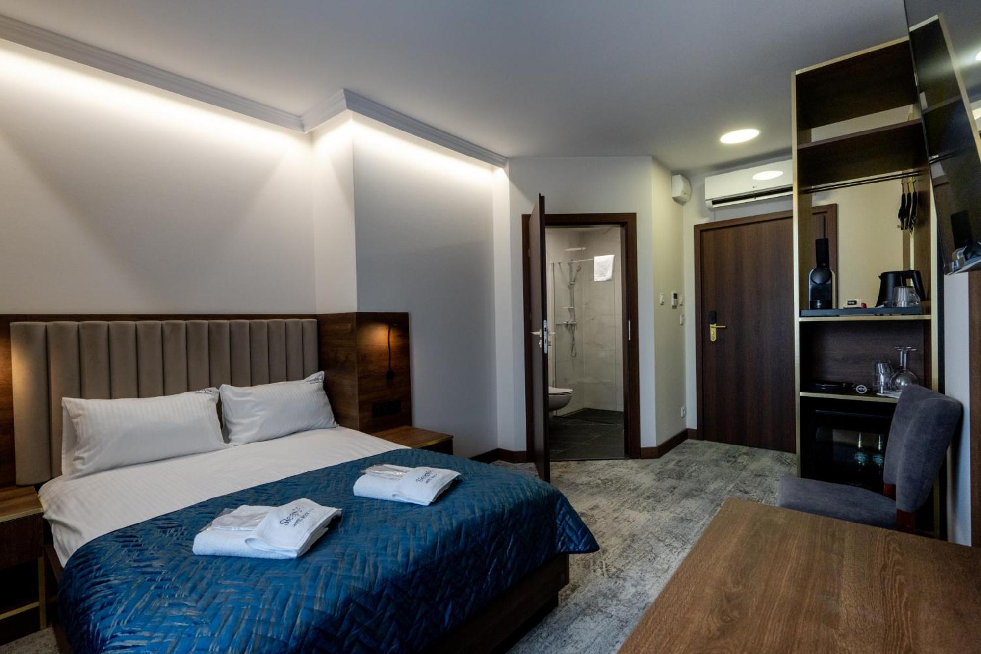 Sleep&Fly Okecie Warsaw Airport Bed and Breakfast Buitenkant foto