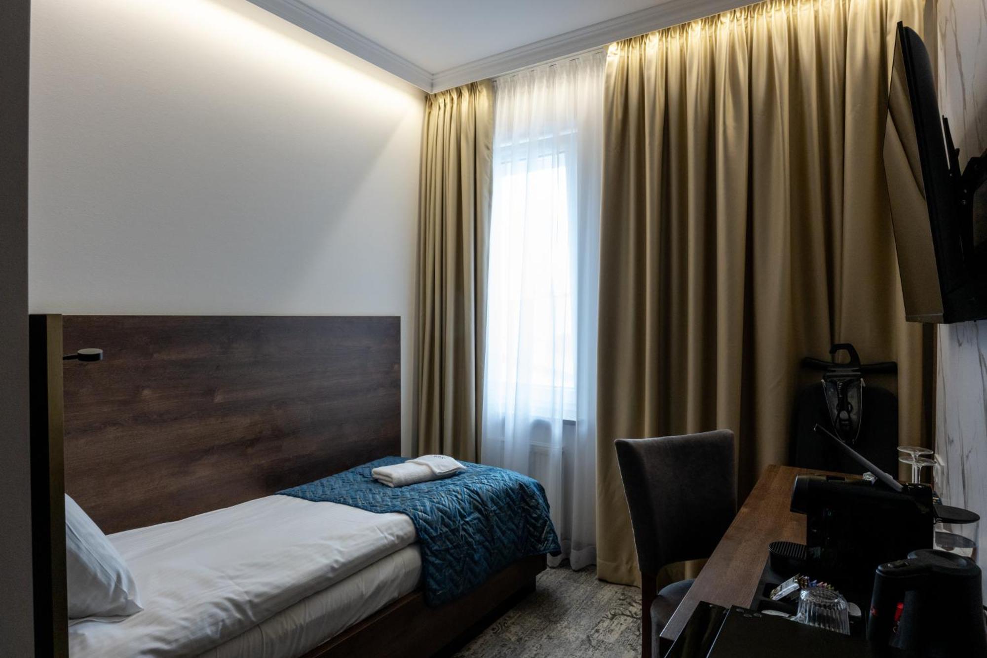 Sleep&Fly Okecie Warsaw Airport Bed and Breakfast Buitenkant foto