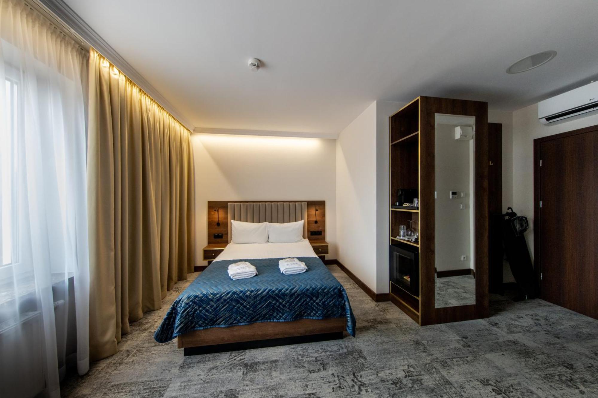 Sleep&Fly Okecie Warsaw Airport Bed and Breakfast Buitenkant foto