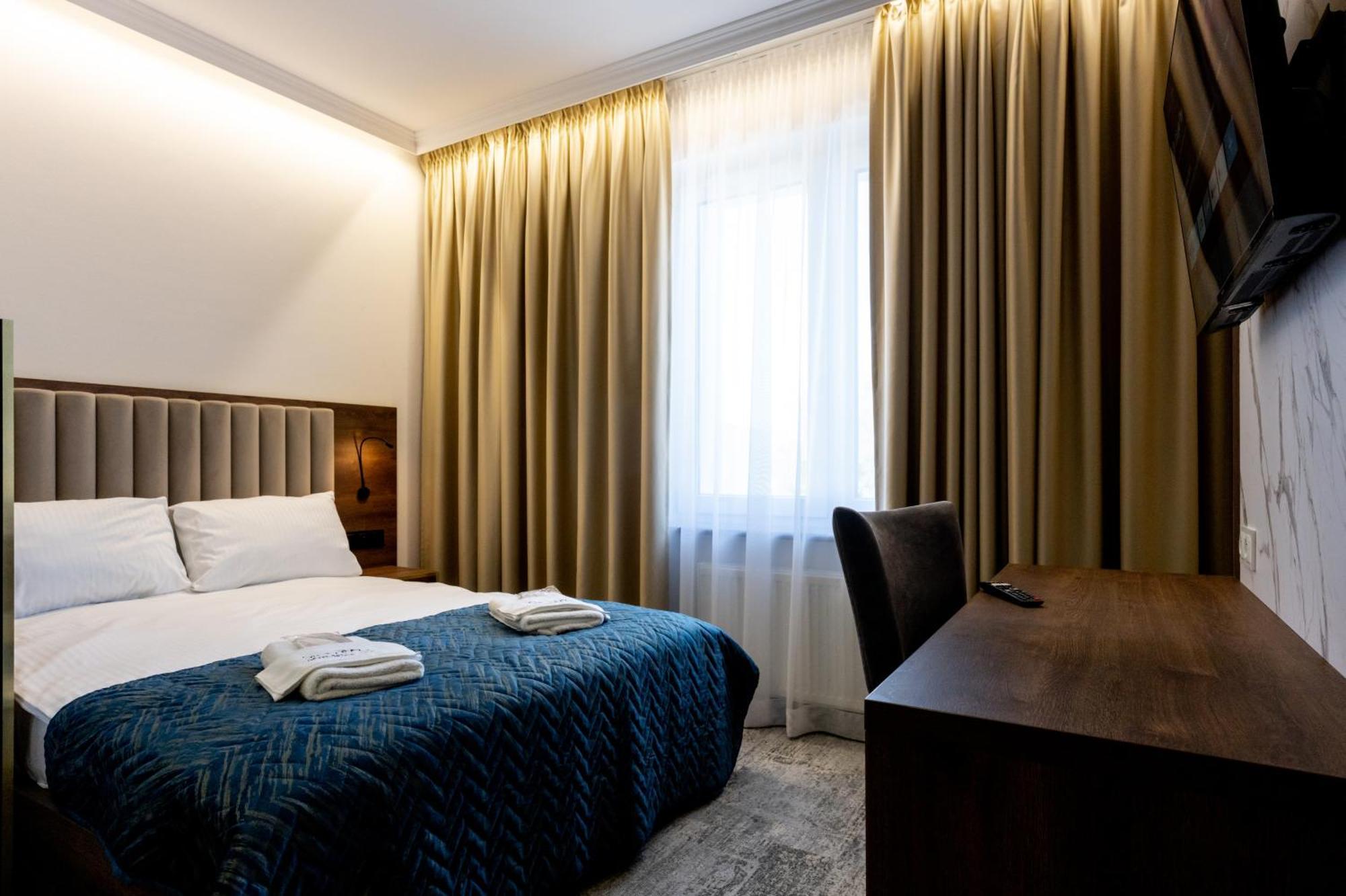 Sleep&Fly Okecie Warsaw Airport Bed and Breakfast Buitenkant foto